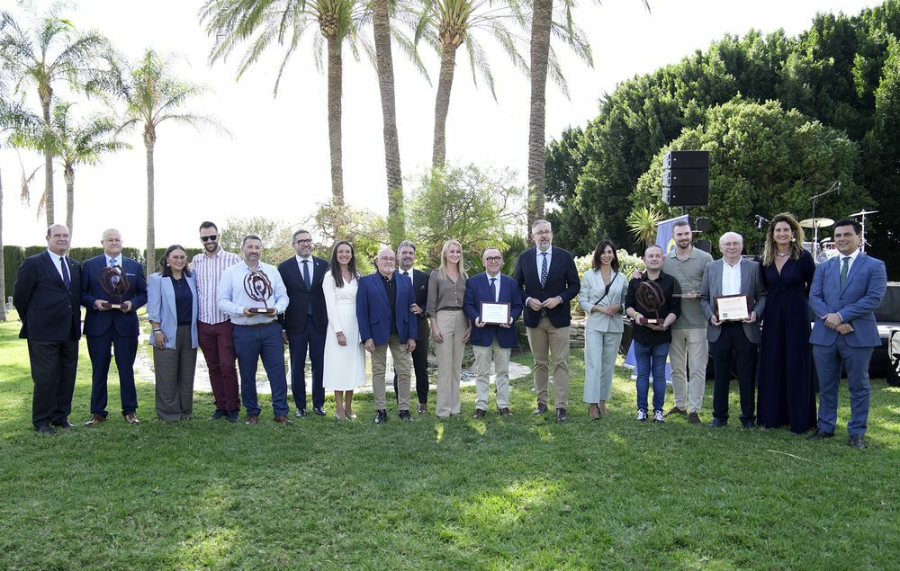 Nicolas-y-Valero-restaurante-Gines-Mariano-Sanchez-Mariano-San-Martin-eh-de-Caritas-y-el-actor-Jaime-Lorente-premiados-por-HoyTu-en-su-fiesta-anual