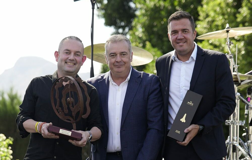 Nicolas-y-Valero-restaurante-Gines-Mariano-Sanchez-Mariano-San-Martin-eh-de-Caritas-y-el-actor-Jaime-Lorente-premiados-por-HoyTu-en-su-fiesta-anual2